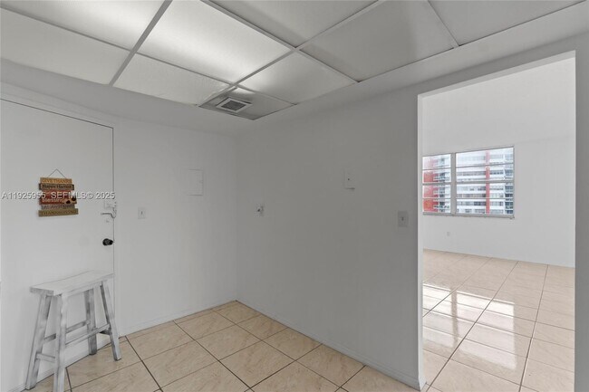 Building Photo - 1301 NE Miami Gardens Dr