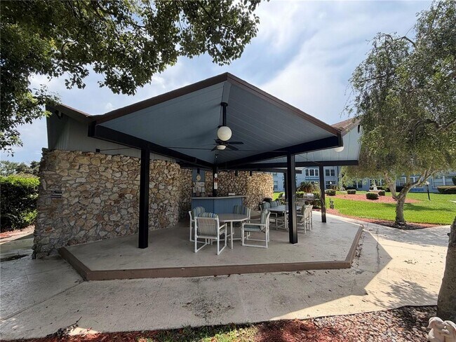 Building Photo - 333 N Lake Howard Dr