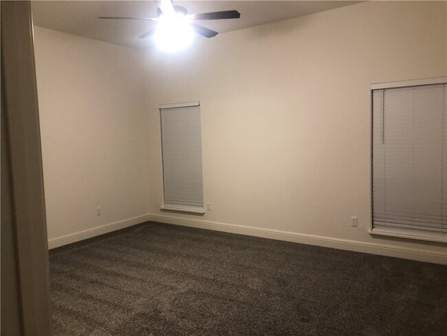 Building Photo - 448 Fox Cir