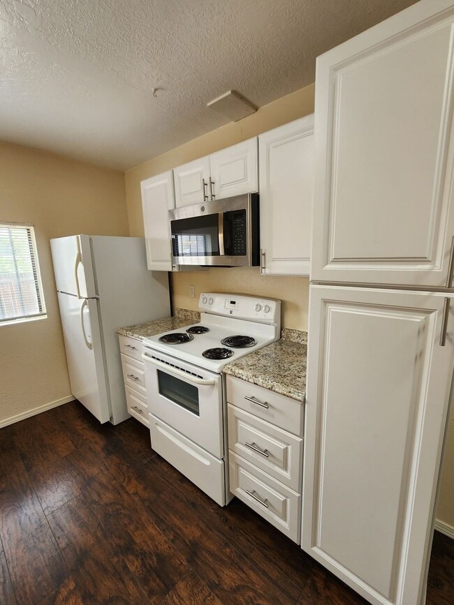 Building Photo - 505 Princeton Dr SE