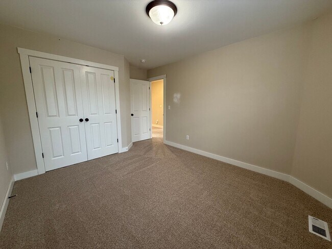 Building Photo - 7704 McKinley Loop NE