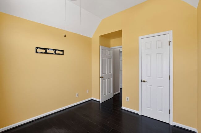 Building Photo - 47950 Mayflower Dr