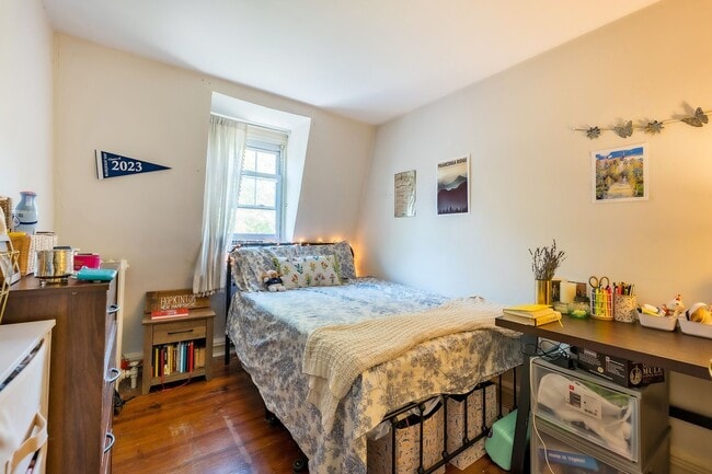 Building Photo - NW Rowhouse Near Georgetown University & Hospital Available Early August