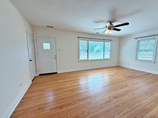 Building Photo - Rancher with Large Back Yard!