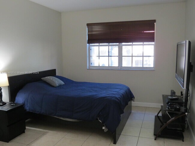 Building Photo - 140 SW 117th Ave