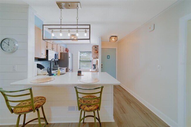 Building Photo - 13827 Mission Oaks Blvd