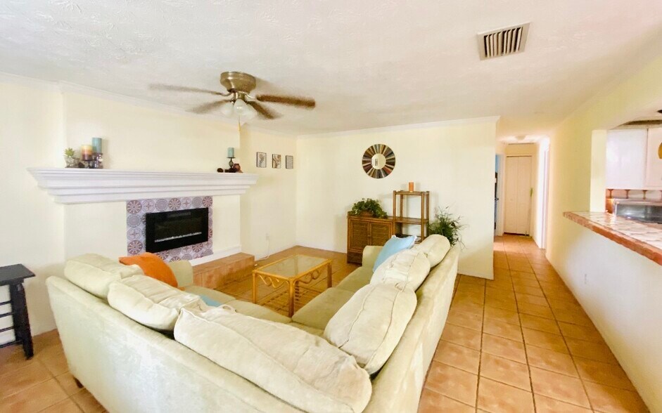 Building Photo - 110 B St