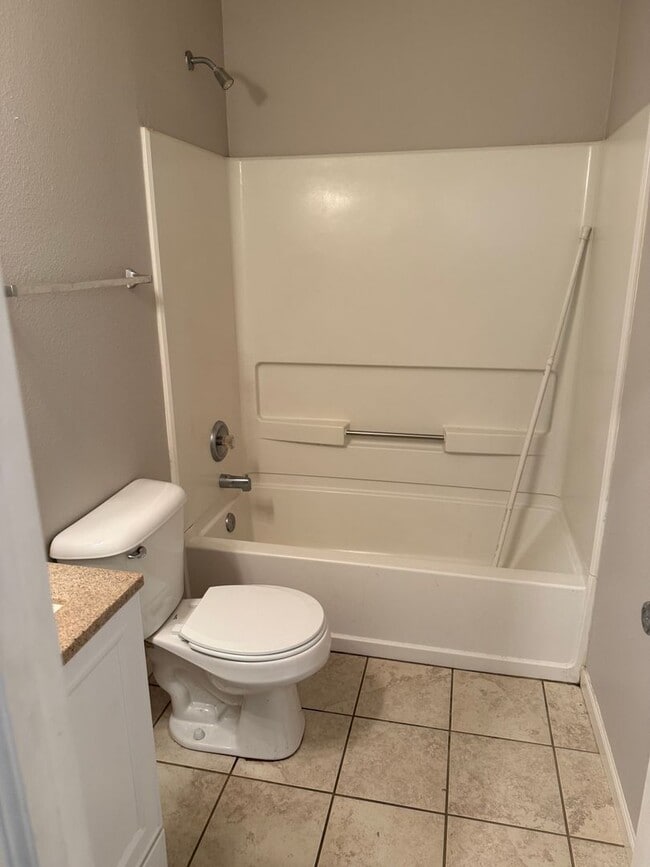 Building Photo - Southside 3/2 home with attached 2 car garage