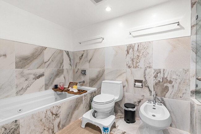 Building Photo - 520 Brickell Key Dr