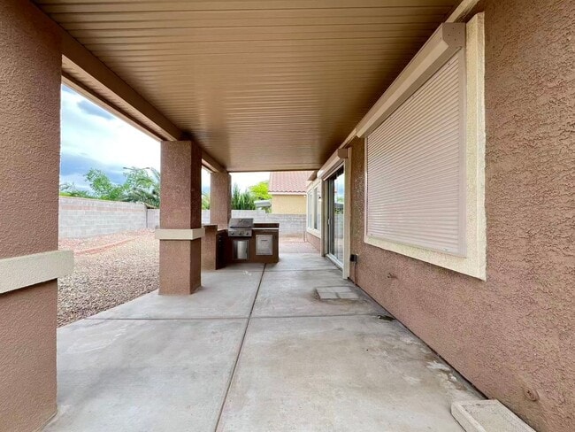 Building Photo - Beautiful two-story home with 5 bedrooms