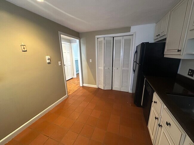 Building Photo - 87 Phelps St