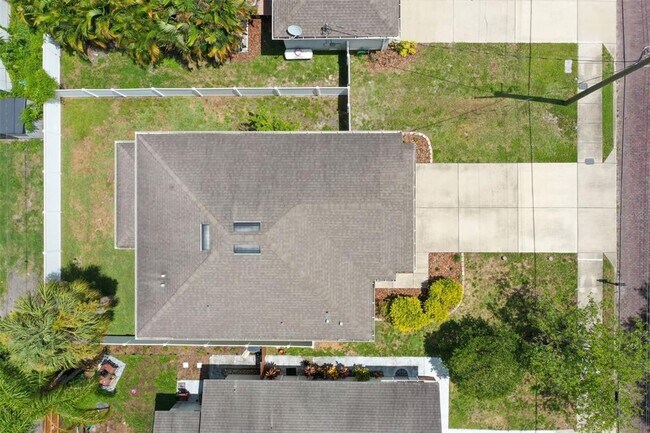 Building Photo - 7111 S Westshore Blvd