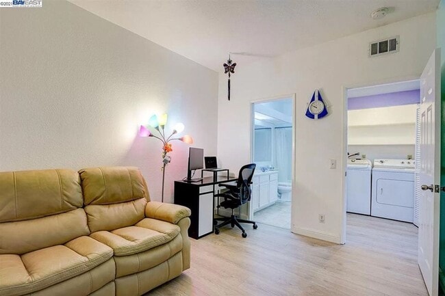 Building Photo - $2990 / 2 BR - GORGEOUS MEADOWBROOK CONDO ...