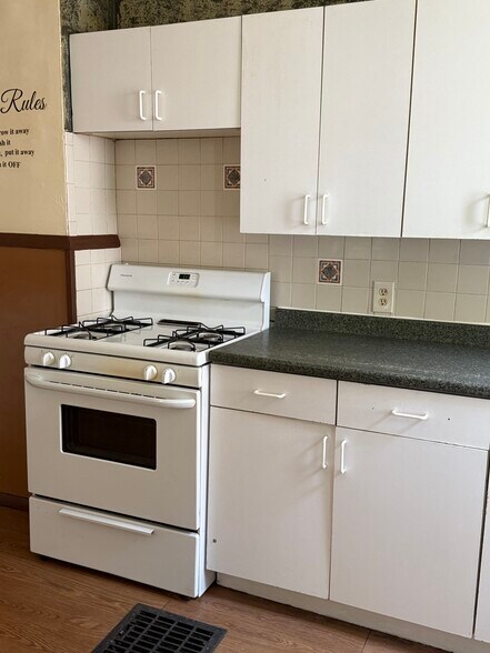 Kitchen - 47 Pine St