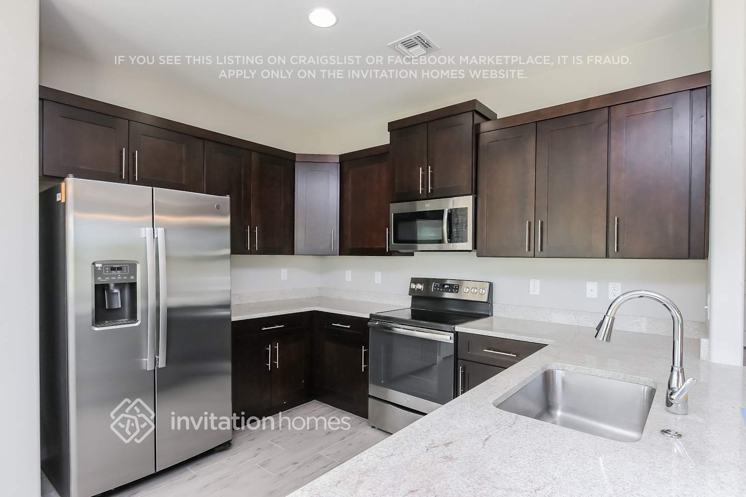 Building Photo - 5541 E Santa Clara Dr