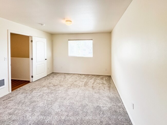Building Photo - Beautiful 4 bedroom 3 bath townhouse w/att...
