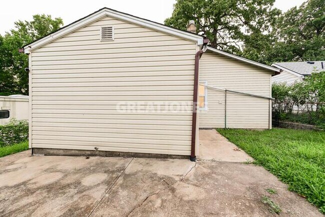 Building Photo - 2220 Gaebler Ave