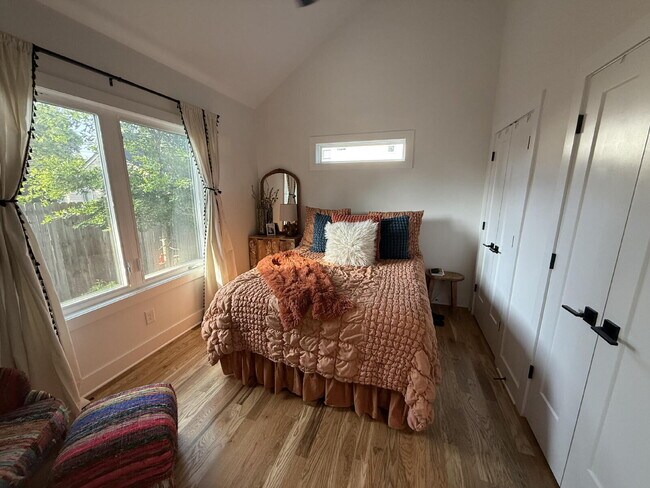 Building Photo - Secluced 800 Sq Ft 1-Bed Gem in Nashville’...