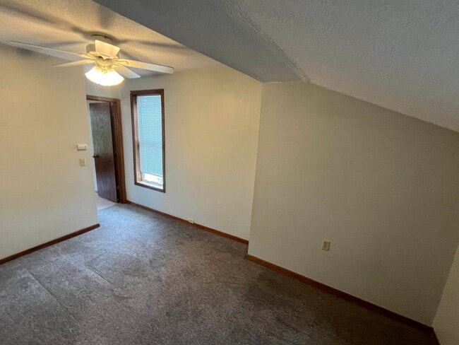 Building Photo - 927 E Grand Ave