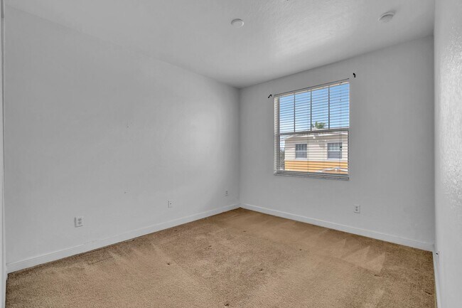 Building Photo - 4 BEDROOMS 3.5 BATHROOMS!! GATED COMMUNITY