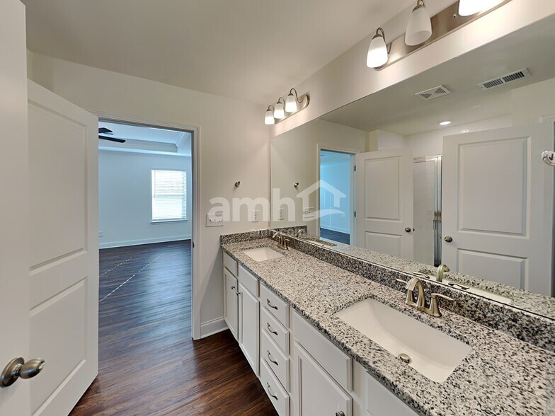 Building Photo - 6205 Bridlewood Ln