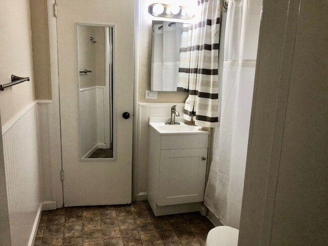Building Photo - Charming 2 bedroom, 1 bath home near Sutte...