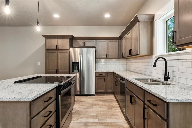 Building Photo - ? MOVE IN SPECIAL! ? $99.00 1st month rent...