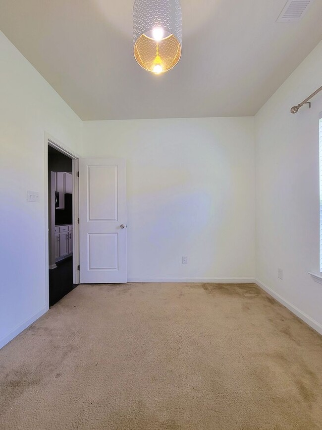 Building Photo - Large 2 story transitional in highly sough...