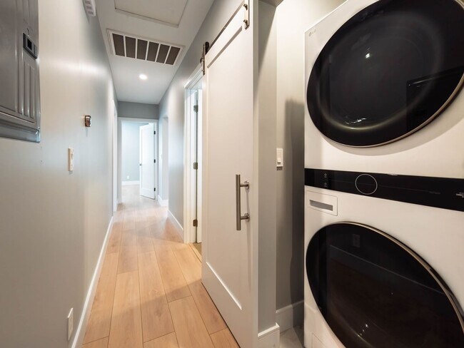 Building Photo - High-End Living Starts Here – Custom Finis...