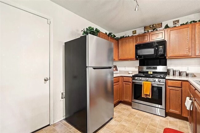 Building Photo - 206 Black