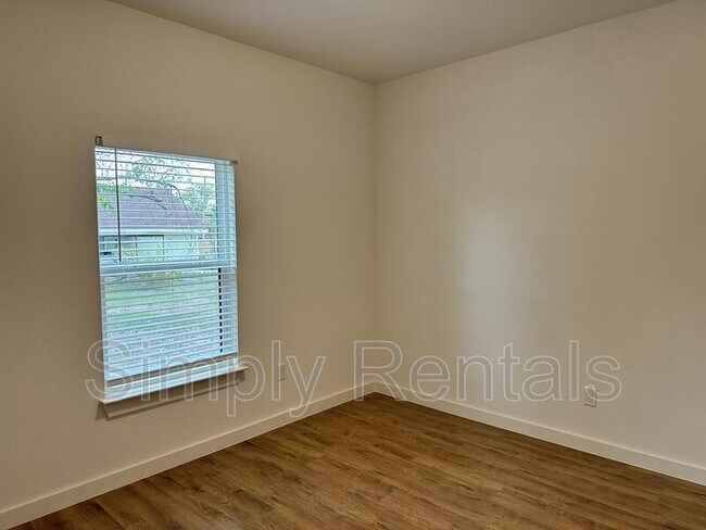 Building Photo - Gordon 3304