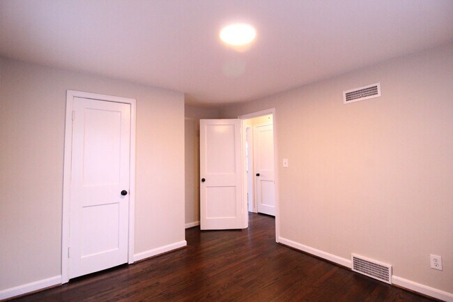 Building Photo - February FREE On This Updated 1 Bedroom 1 Bath Duplex in Olathe Kansas