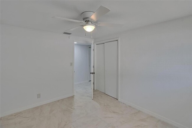 Building Photo - 802 W Russell Dr