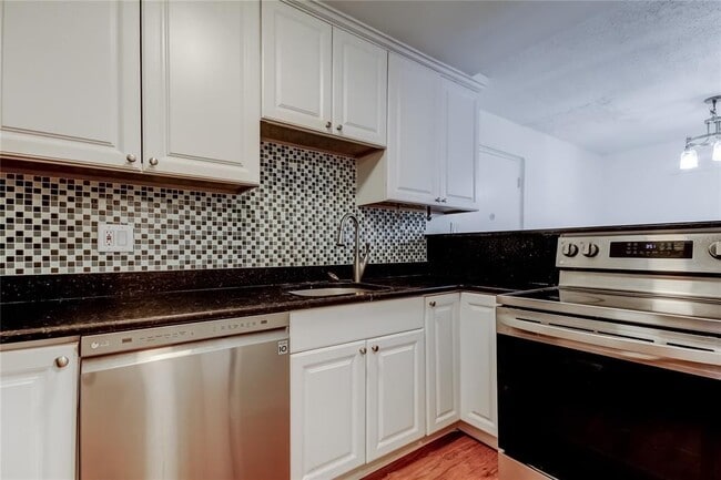 Building Photo - 2302 S Manhattan Ave