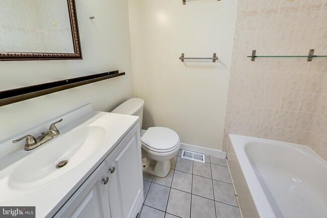 Building Photo - 1749 L St NE