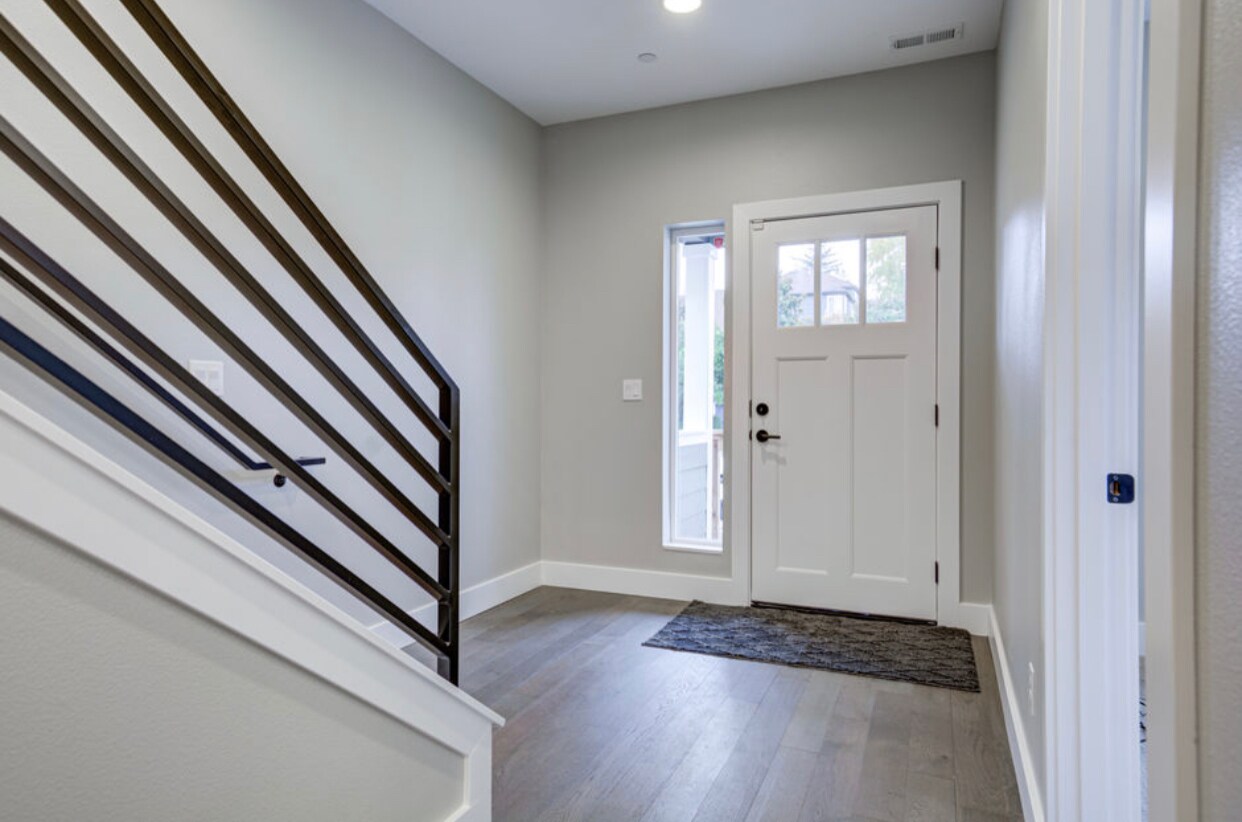 Building Photo - 6049 NE Flanders St