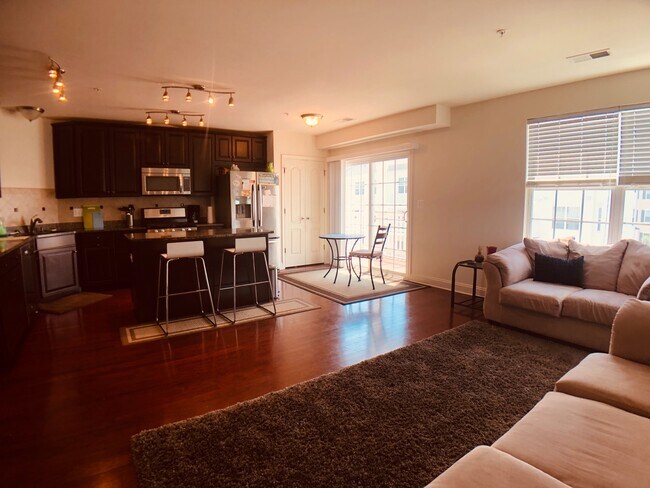 Building Photo - Beautiful and large 3 BR 2.5 BA townhouse/condo