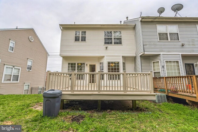 Building Photo - Charming townhouse on Metro bus line, shor...
