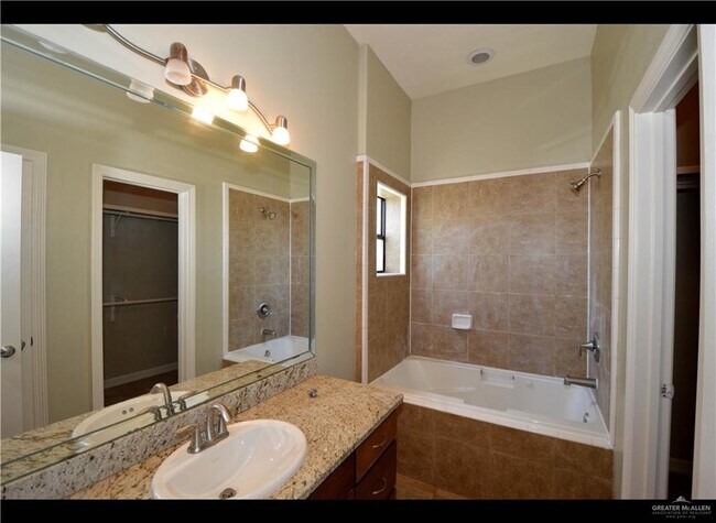 Building Photo - 25 Mimosa St