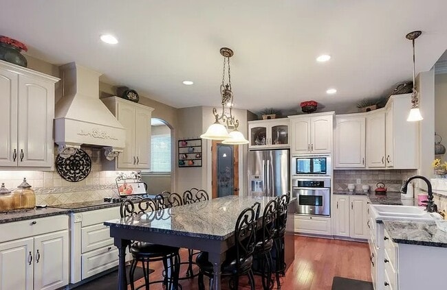 Building Photo - 148 Legacy View