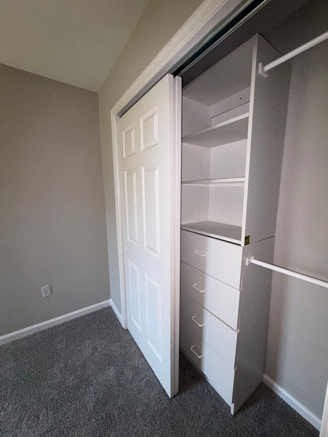 Building Photo - 3BR - WOODED VIEWS • FINISHED BASEMENT • BONUS LOFT • TE SCHOOL DISTRICT