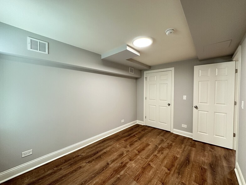 Building Photo - 5748 N Winthrop Ave