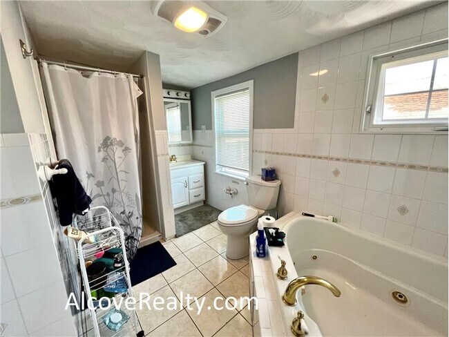 Building Photo - 37 Sterling St