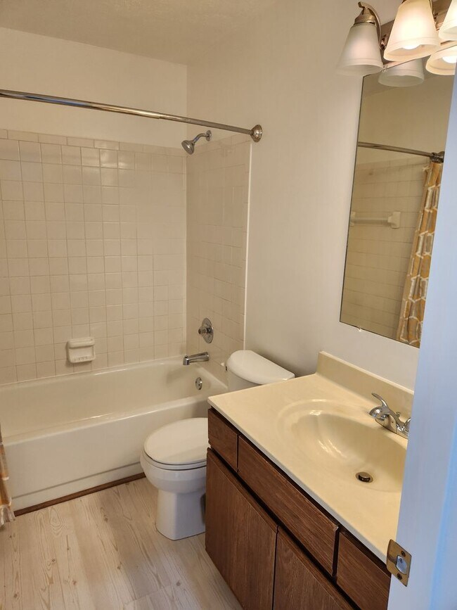 Building Photo - Great 2 bed 2 bath condo In Centerville