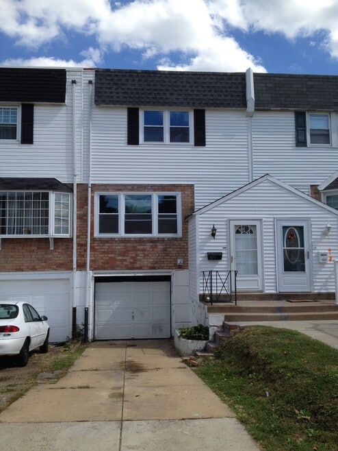 Building Photo - 3633 E Crown Ave