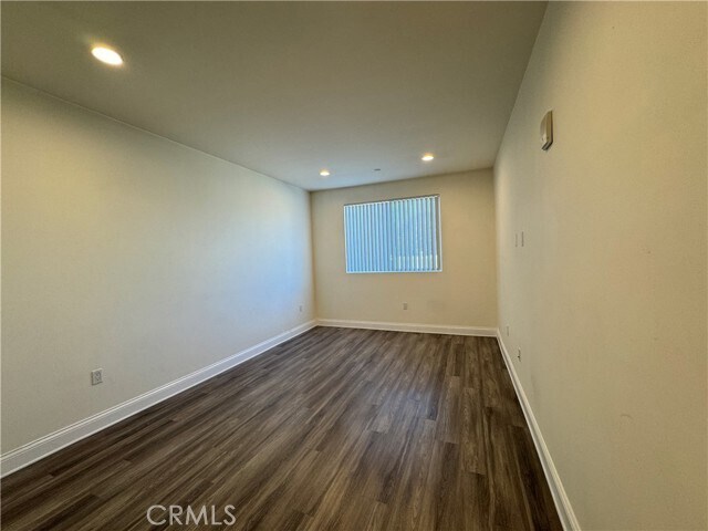 Building Photo - 14934 Burbank Blvd