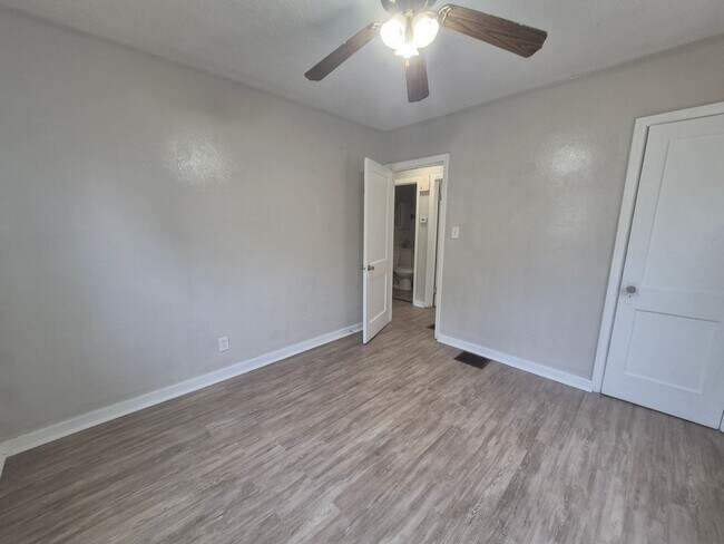 Building Photo - 622 Crestmore Ave