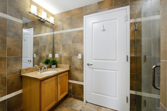 Building Photo - 619 Adams St