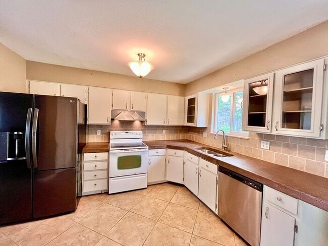 Building Photo - Charming Cottage-Style Ranch with Private ...