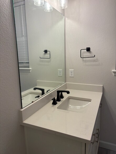 Building Photo - 3610 N Gold Bug St